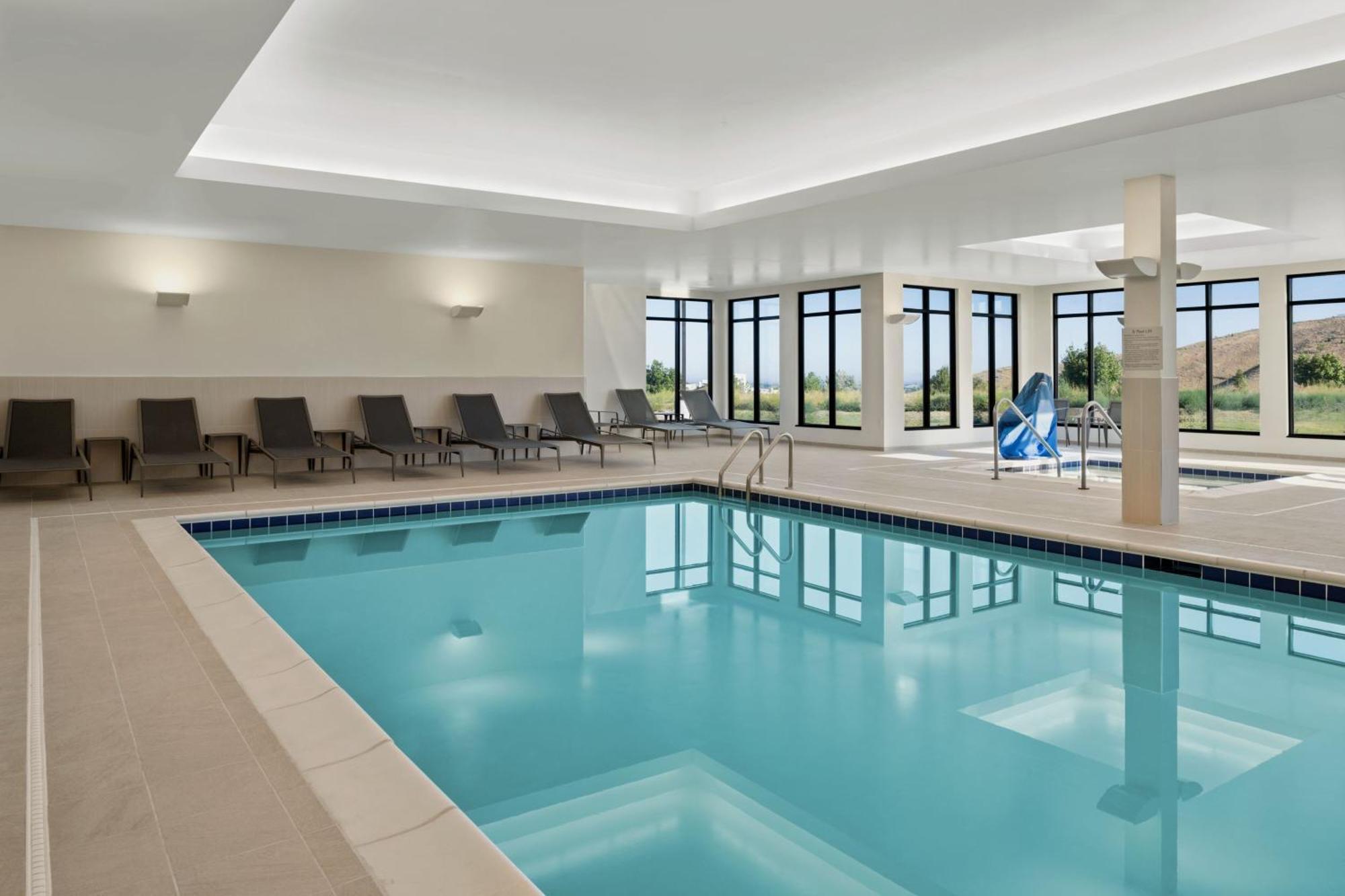 מלון Courtyard By Marriott פוקטלו מראה חיצוני תמונה